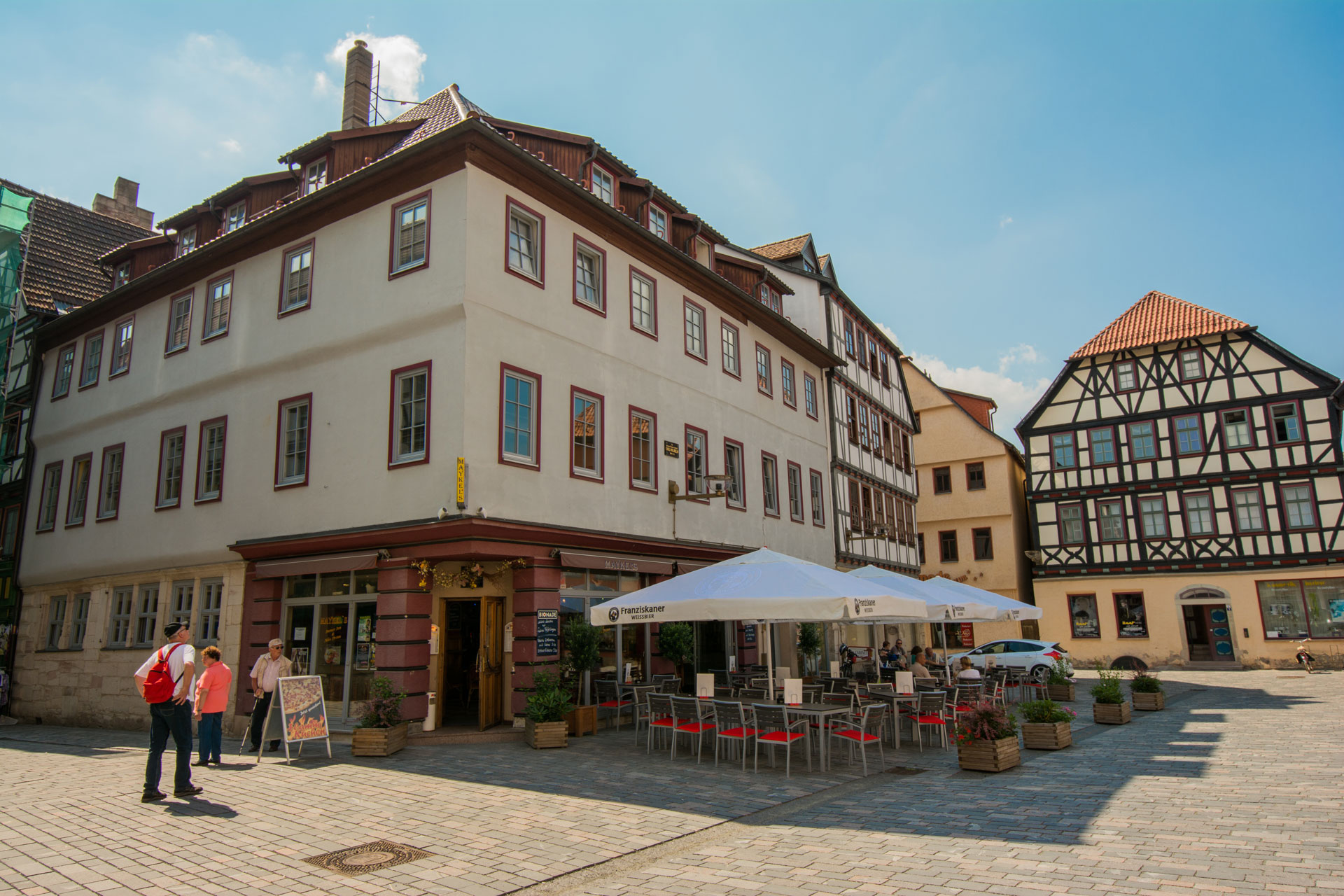 Das MAYKEL´S am Lutherplatz in Schmalkalden, daneben die Fachwerkhäuser der Altstadt